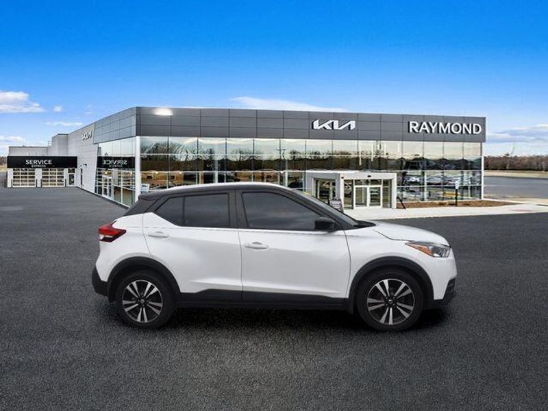 Used 2018 Nissan Kicks SVImage 2
