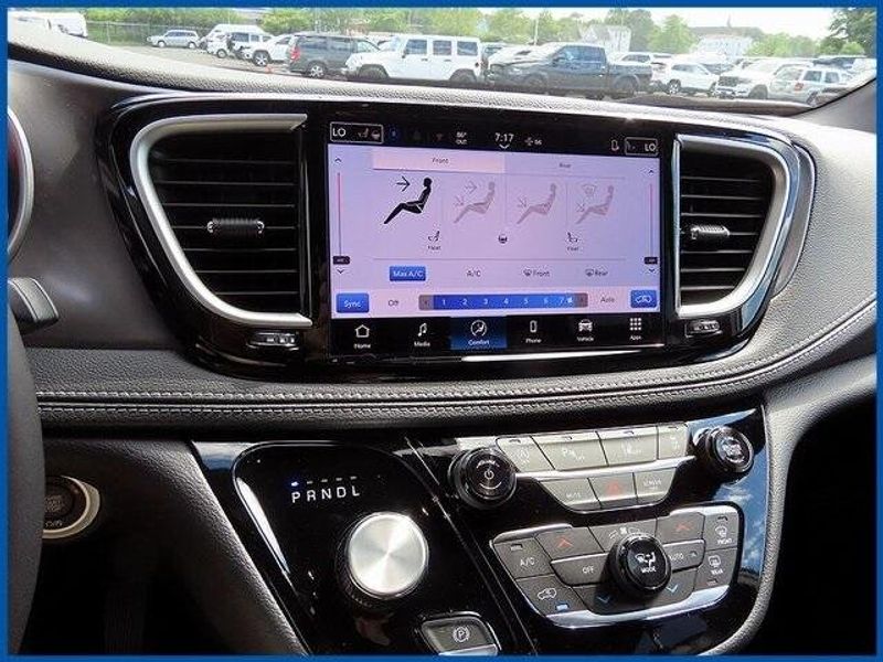 New 2025 Chrysler Pacifica SelectImage 16