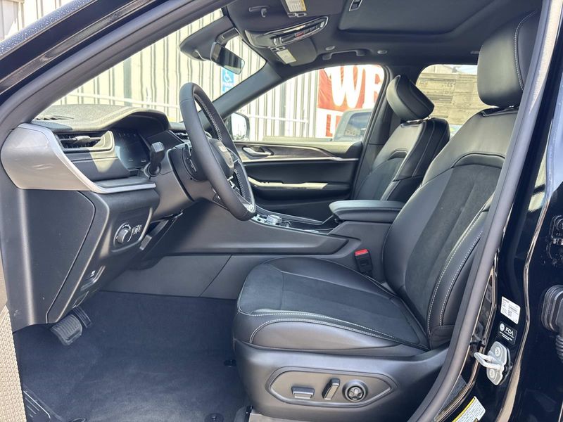 New 2026 Jeep Grand Cherokee Laredo Altitude 4x2