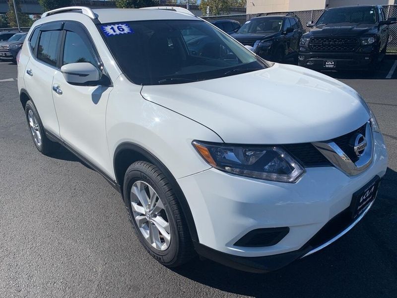 2016 Nissan Rogue SVImage 1