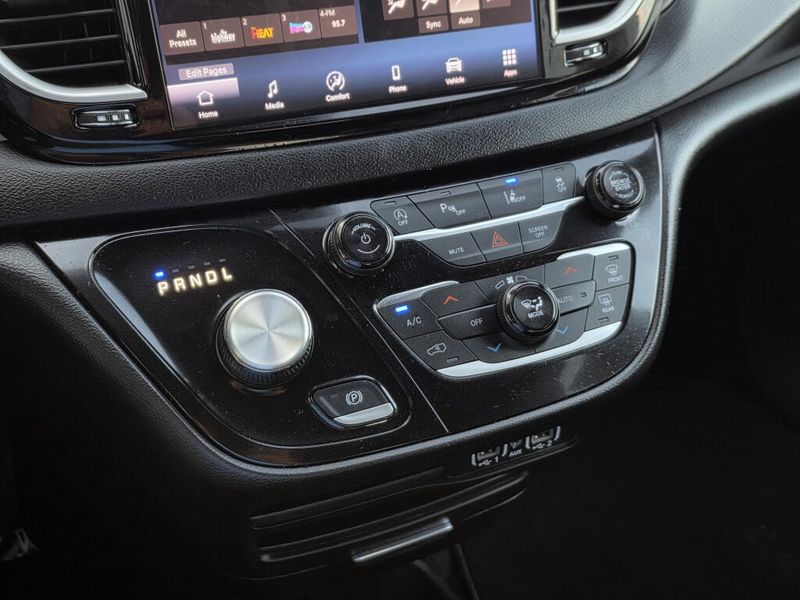 Used 2025 Chrysler Pacifica Select
