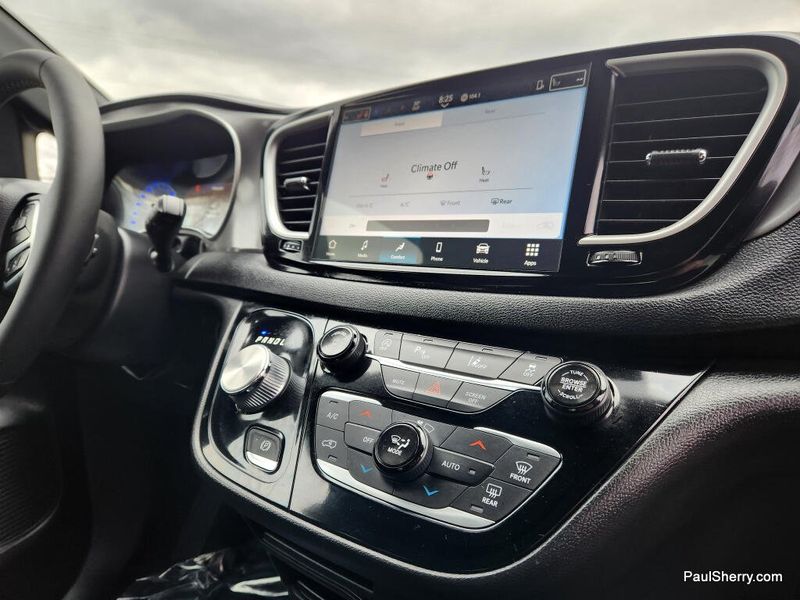 New 2026 Chrysler Voyager Lx