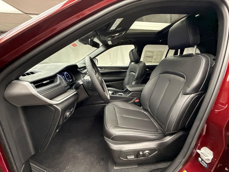 New 2025 Jeep Grand Cherokee Limited 4x4Image 7