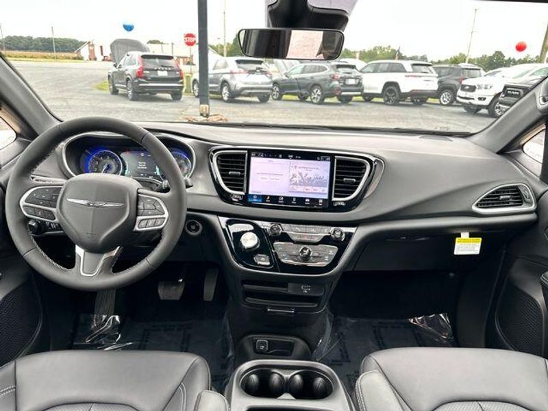 2026 Chrysler Voyager Lx