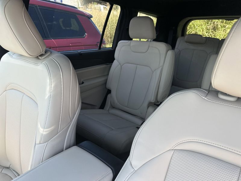 New 2025 Jeep Grand Cherokee L Limited 4x4Image 34