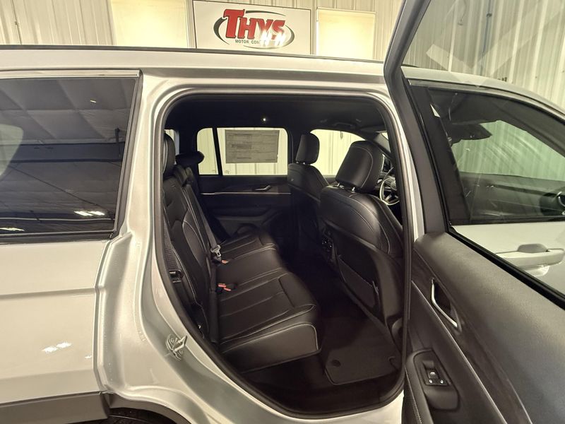 New 2025 Jeep Grand Cherokee Limited 4x4Image 12
