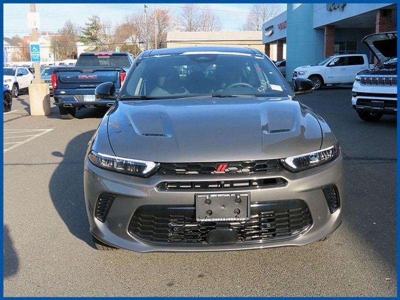 2024 Dodge Hornet R/T Plus in a Gray Cray exterior color and Blackinterior. Papas Jeep Ram In New Britain, CT 860-356-0523 papasjeepram.com 