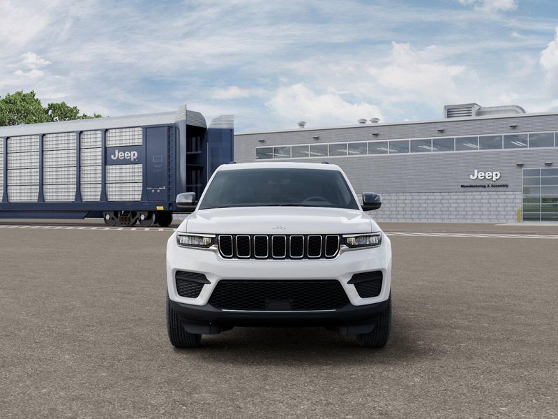 New 2027 Jeep Grand Cherokee Laredo X 4x2Image 6
