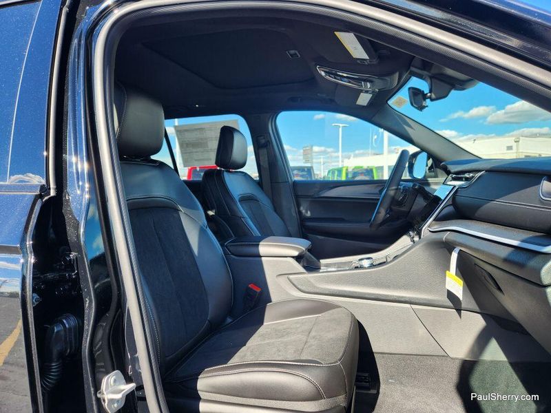 New 2025 Jeep Grand Cherokee Altitude X 4x4