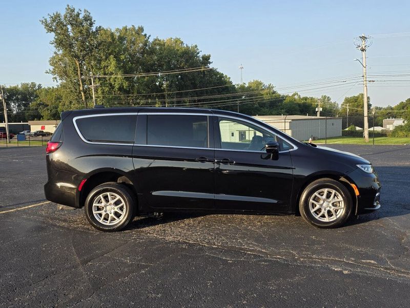 Used 2025 Chrysler Pacifica Select