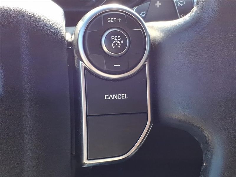 Used 2017 Land Rover Discovery HSEImage 25