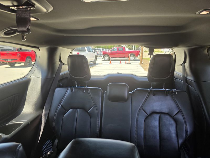 Used 2023 Chrysler Pacifica Touring LImage 13