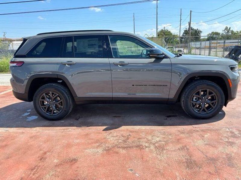 New 2027 Jeep Grand Cherokee Laredo Altitude 4x4Image 4
