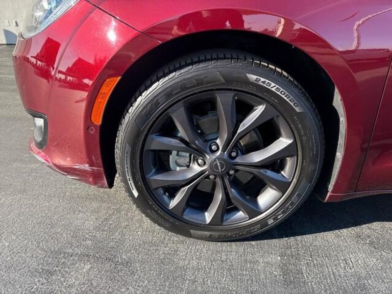 2019 Chrysler Pacifica Touring L photo 22