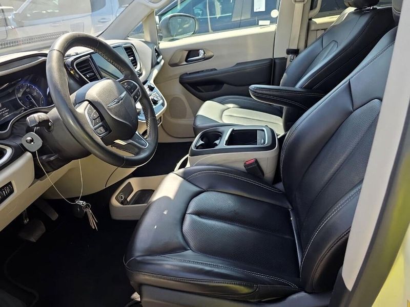 Used 2023 Chrysler Pacifica Touring L