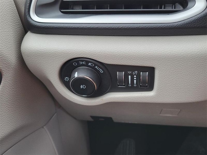2022 Chrysler Pacifica Touring LImage 10