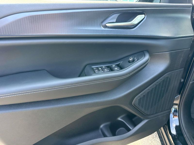 New 2026 Jeep Grand Cherokee Laredo 4x2