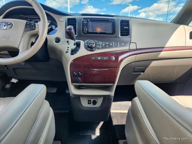 2014 Toyota Sienna XLEImage 40