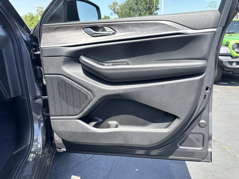 New 2026 Jeep Grand Cherokee L Laredo Altitude 4x2