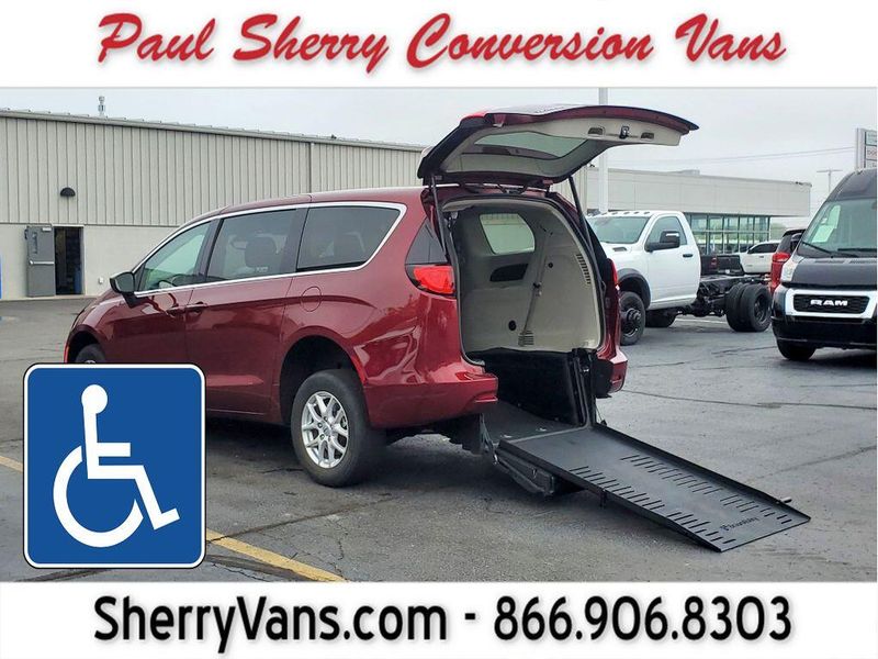 2023 Chrysler Voyager LXImage 1