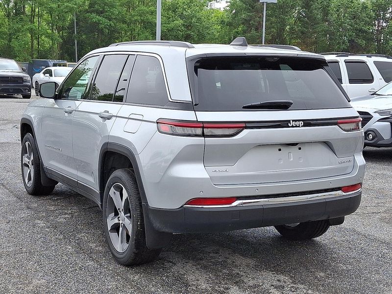 2025 Jeep Grand Cherokee Limited photo 3