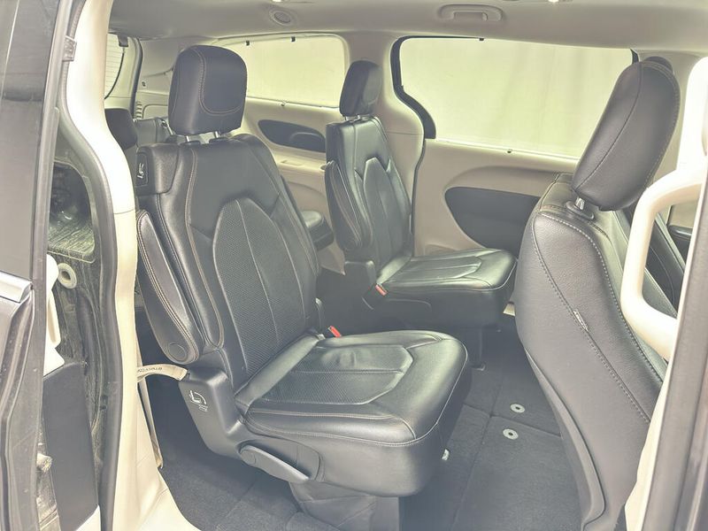 Used 2019 Chrysler Pacifica Touring LImage 19