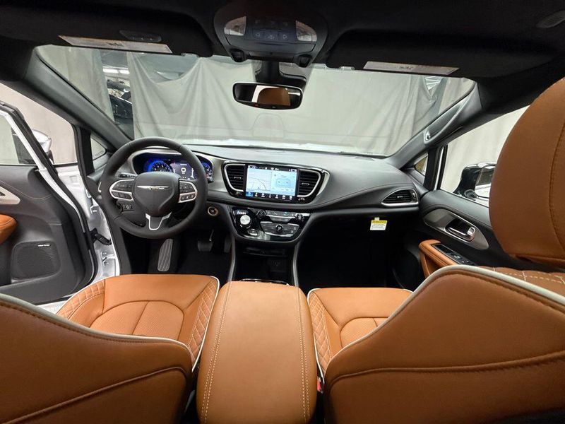 New 2026 Chrysler Pacifica Pinnacle AwdImage 8