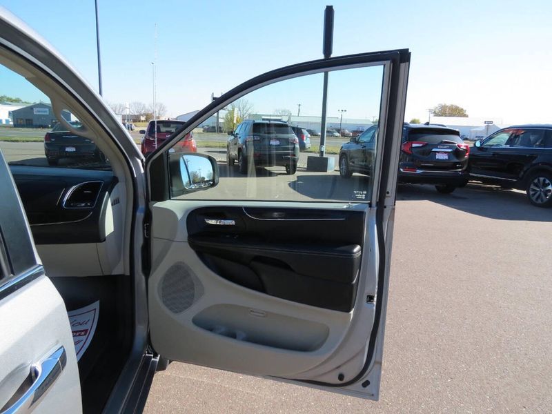 Used 2014 Chrysler Town & Country Touring L 4dr Mini VanImage 24