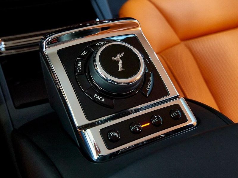 2025 Rolls-Royce Phantom Image 14