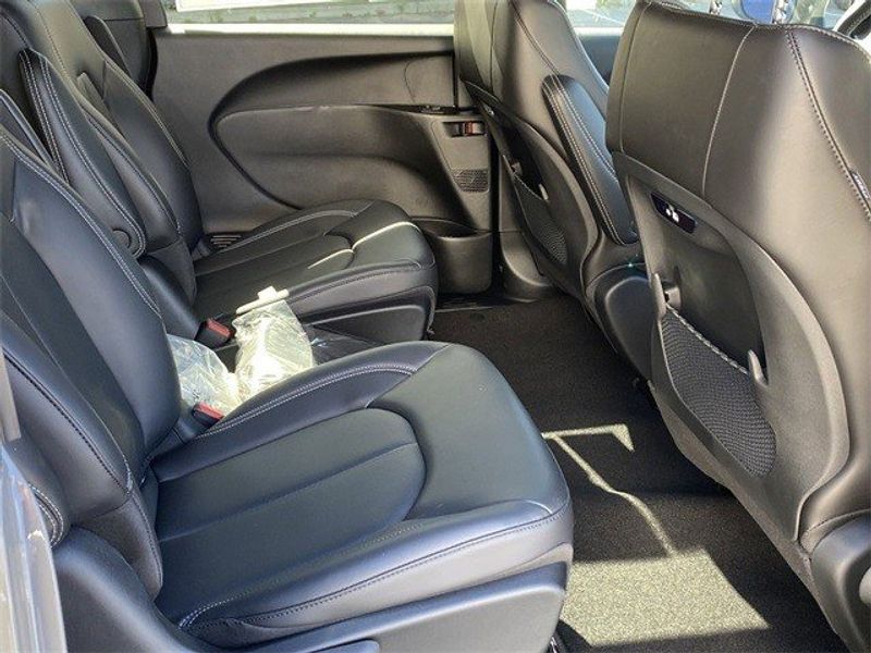 2023 Chrysler Pacifica Plug-in Hybrid Touring LImage 10