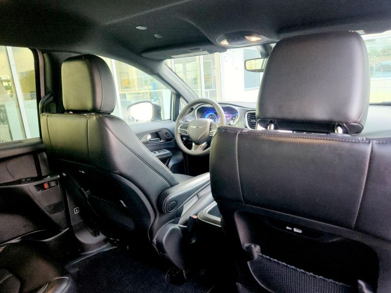 Used 2025 Chrysler Pacifica Select