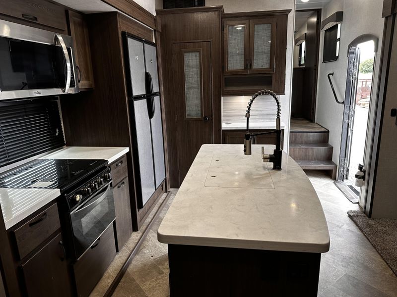 Used 2021 WINNEBAGO VOYAGE 3134RL Image 10
