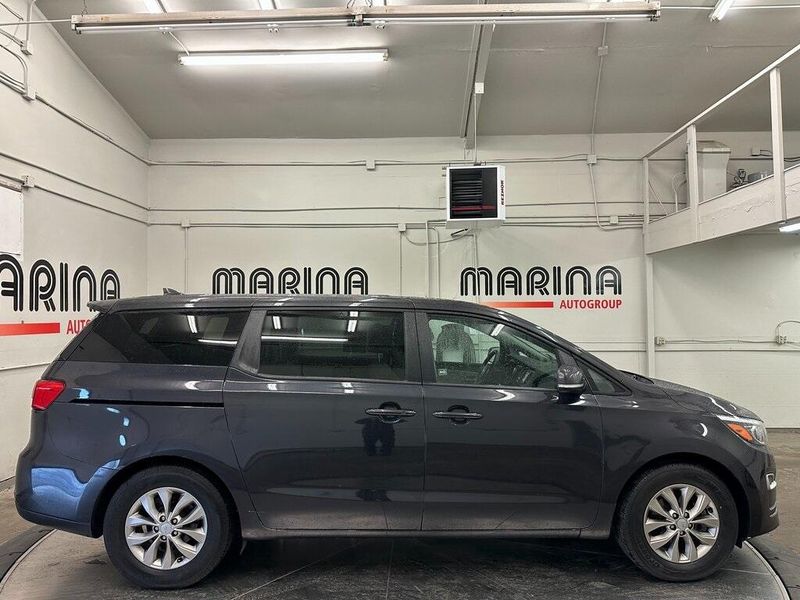 2021 Kia Sedona LXImage 9