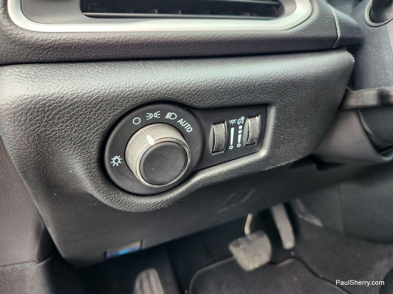 New 2025 Chrysler Voyager LXImage 38