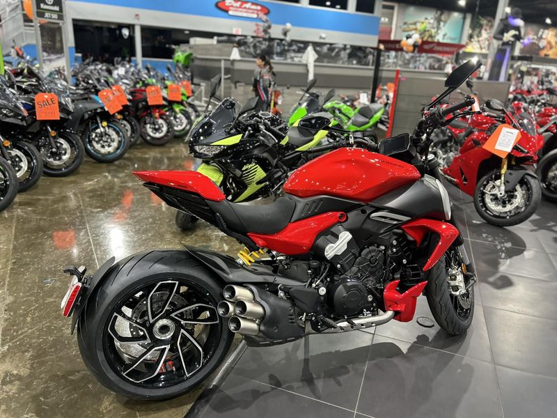 New 2025 Ducati DIAVEL V4 Image 7