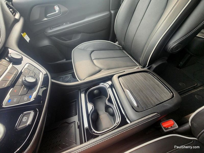 New 2027 Chrysler Pacifica Limited