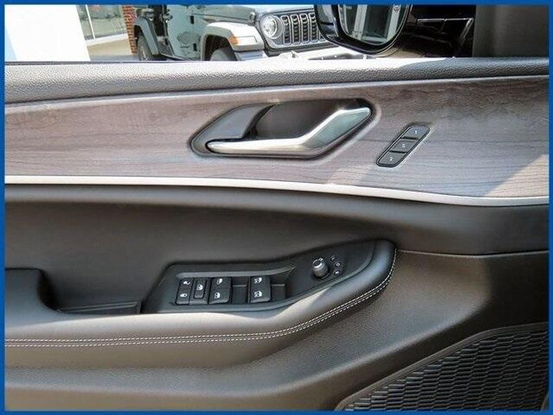 New 2025 Jeep Grand Cherokee LimitedImage 12