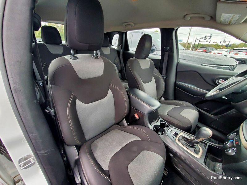 2014 Jeep Cherokee Sport photo 2