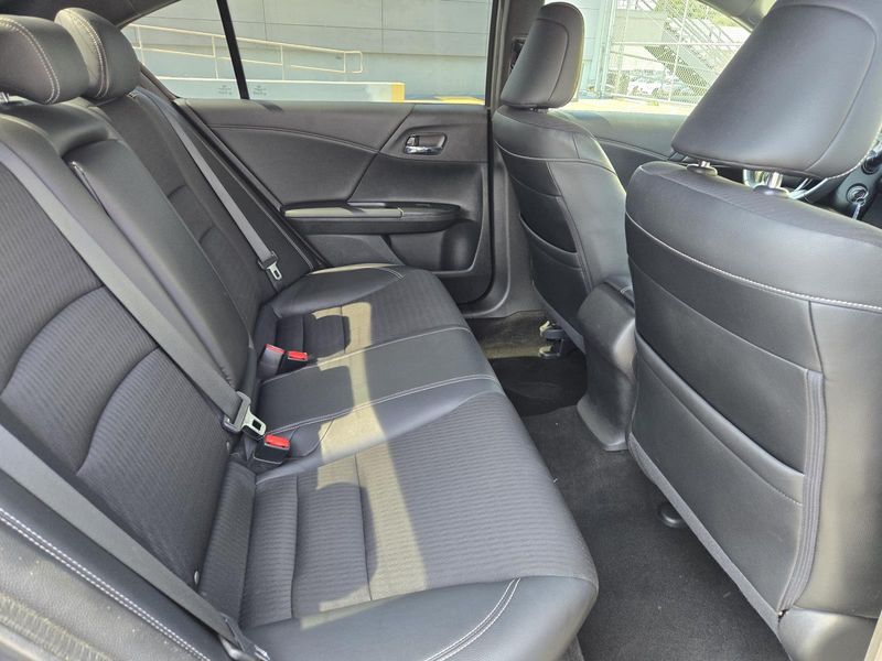 2017 Honda HR-V LX photo 24