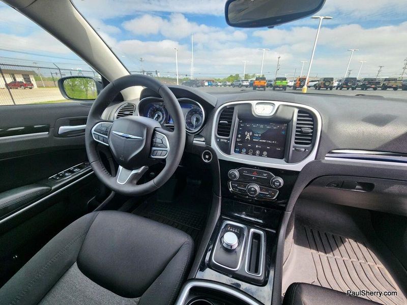 2023 Chrysler 300 Touring SportImage 30