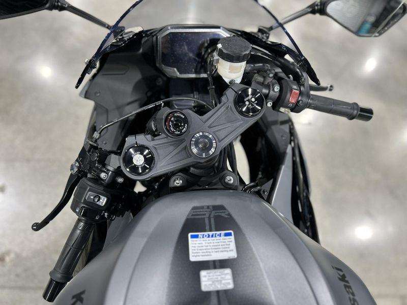 Used 2025 Kawasaki NINJA ZX-6R ABS Image 12