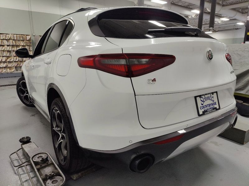 2022 Alfa Romeo Stelvio Ti Premium AWD w/Sunroof & NavImage 14