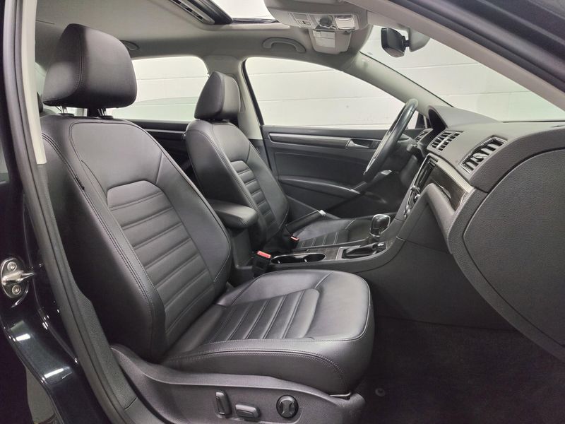 Used 2017 Volkswagen Passat SEL Premium w/Sunroof/NavImage 4
