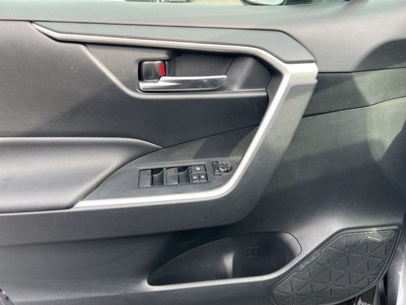2019 Toyota RAV4 Hybrid XLEImage 15