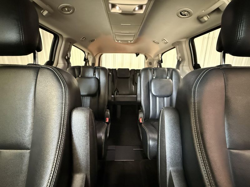 Used 2016 Chrysler Town & Country TouringImage 21