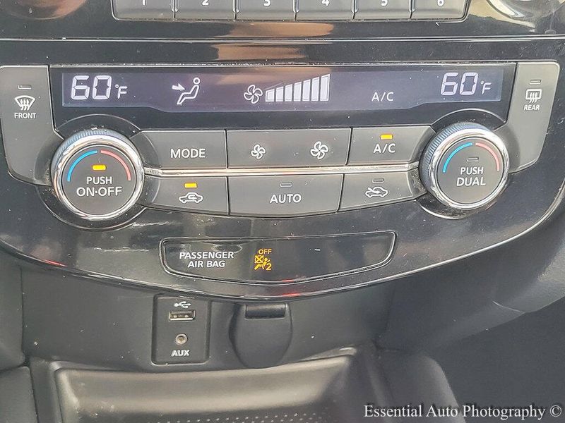 2015 Nissan Rogue SV photo 14