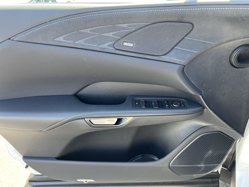 2025 Lexus RX 450h+ LuxuryImage 5