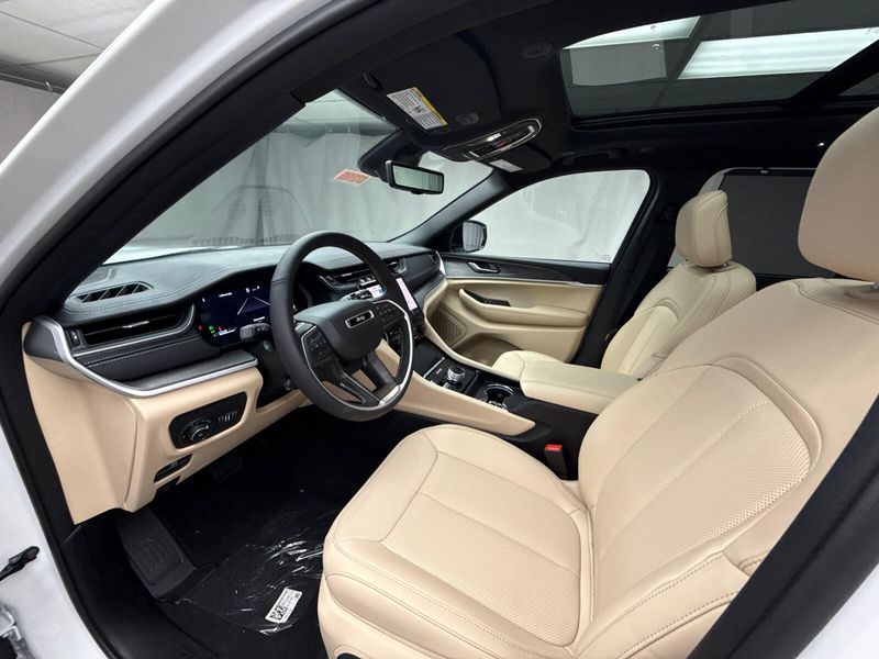 New 2025 Jeep Grand Cherokee Limited 4x4Image 9