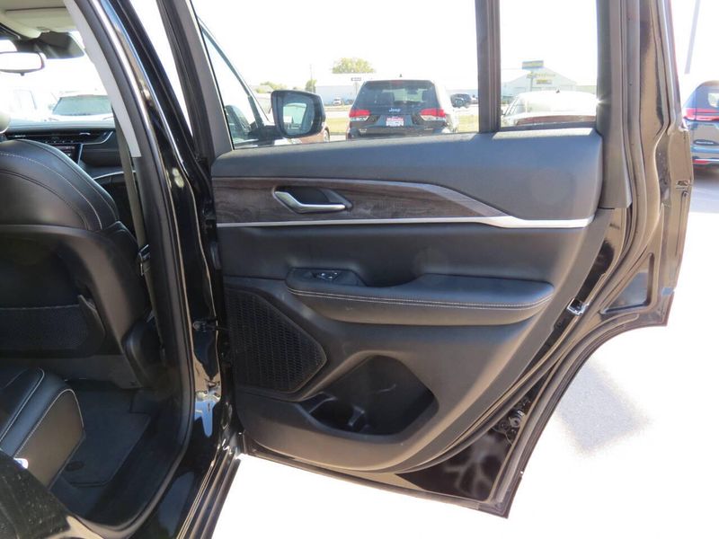 Used 2023 Jeep Grand Cherokee Limited 4x4 4dr SUVImage 30