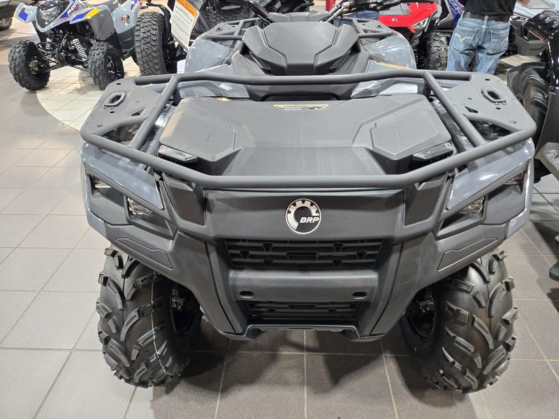 2025 Can-Am OULANDER 700 GRANITE GRAY Image 15